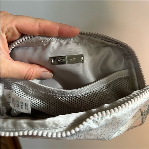 NWT Lululemon everywhere belt bag 1L - Picture 11 of 12